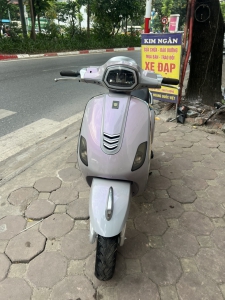 Bán xe điện Vespa màu xám xi măng ánh tím hottrend 2024