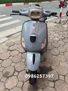 Xe điện Vespa màu xám xanh đèn vuông đời cao